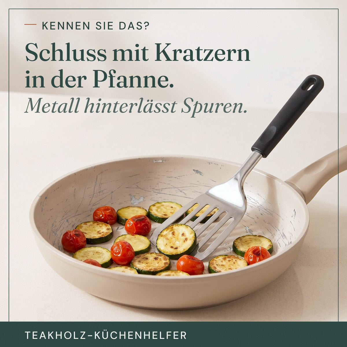 Metallwender kratzt in der Pfanne