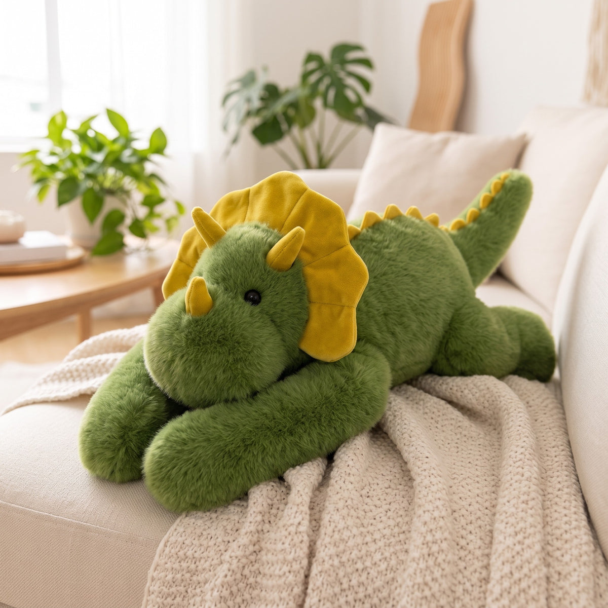 Gewichtskuscheltier Dino auf dem Sofa