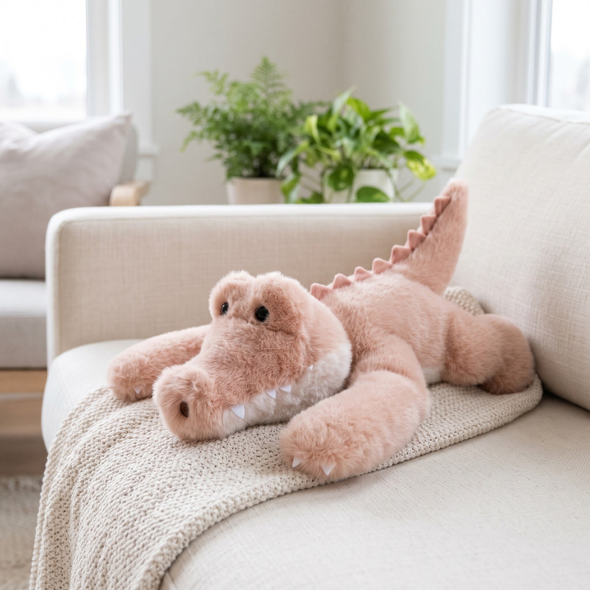 Gewichtskuscheltier Krokodil auf dem Sofa