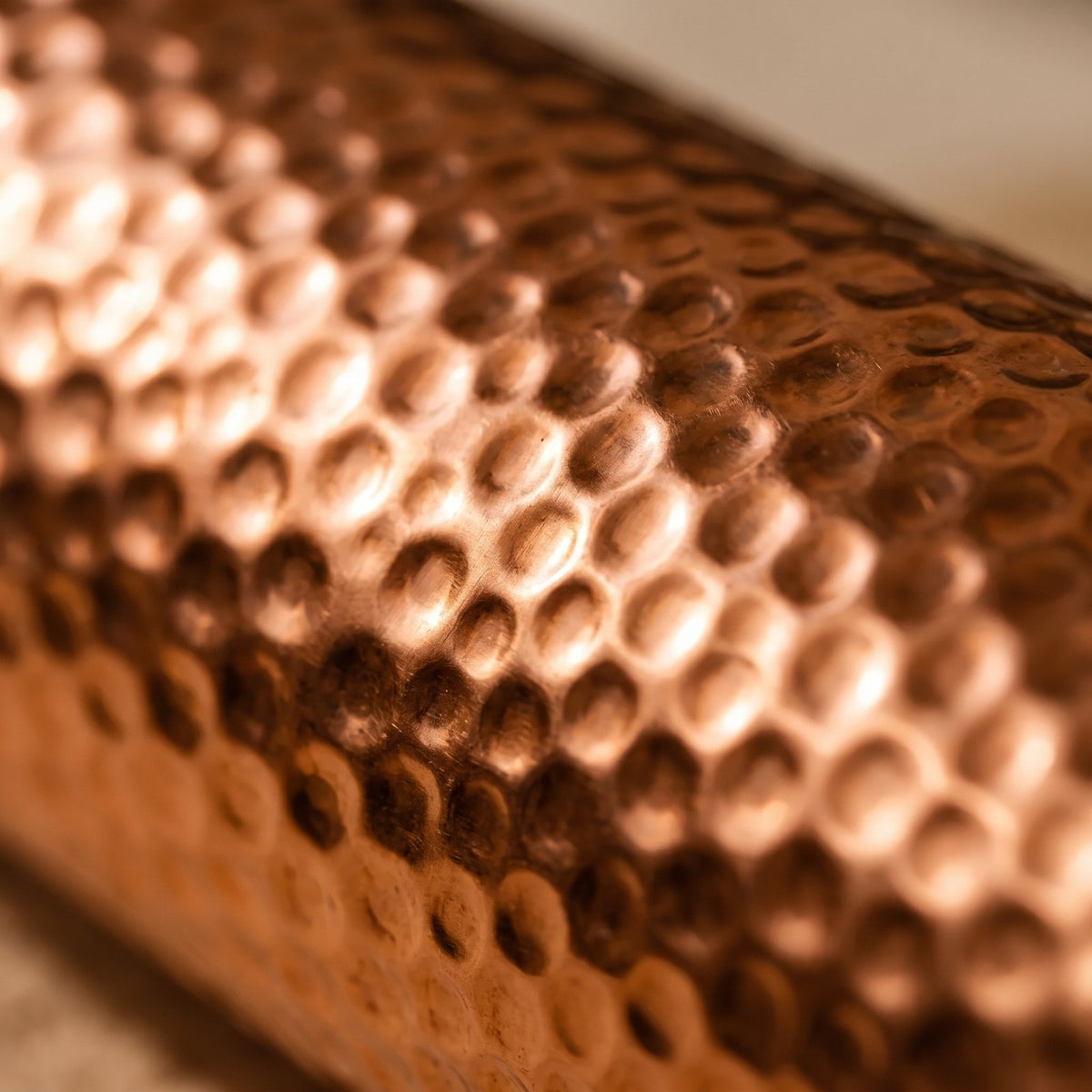 Handgehämmerte Kupferoberfläche im Detail