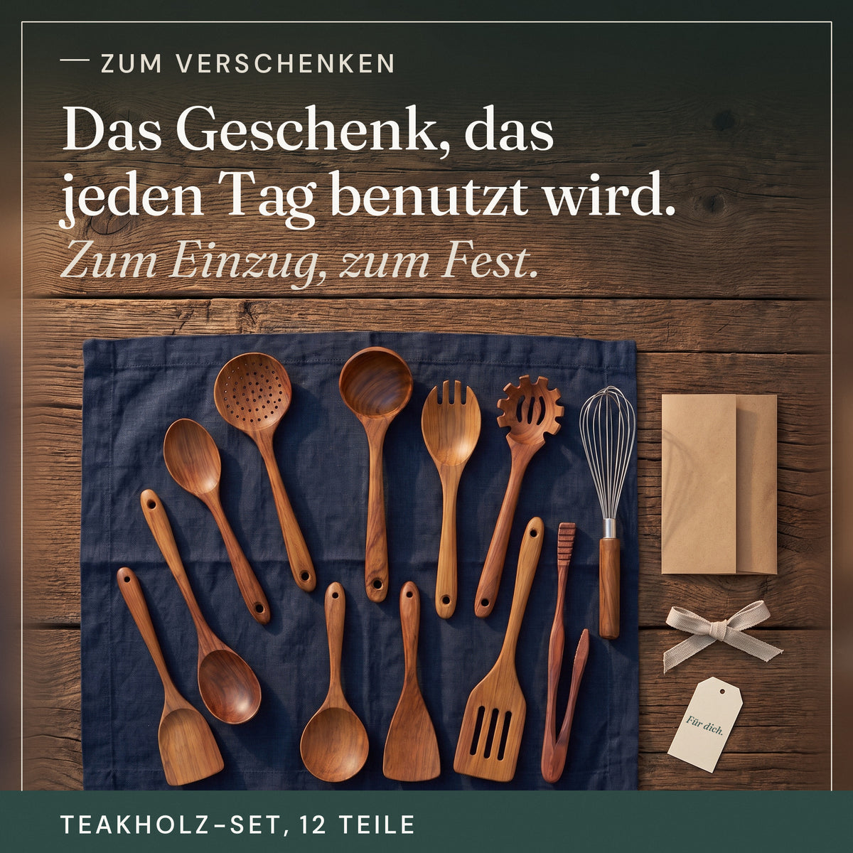 Teakholz Küchenhelfer Set als Geschenk auf blauem Leinentuch mit Anhänger