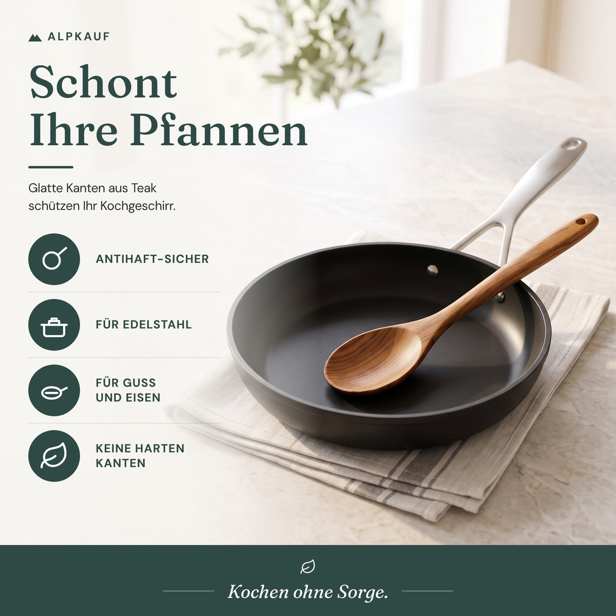 Teaklöffel in einer beschichteten Pfanne: schont Antihaft, Edelstahl, Guss und Eisen