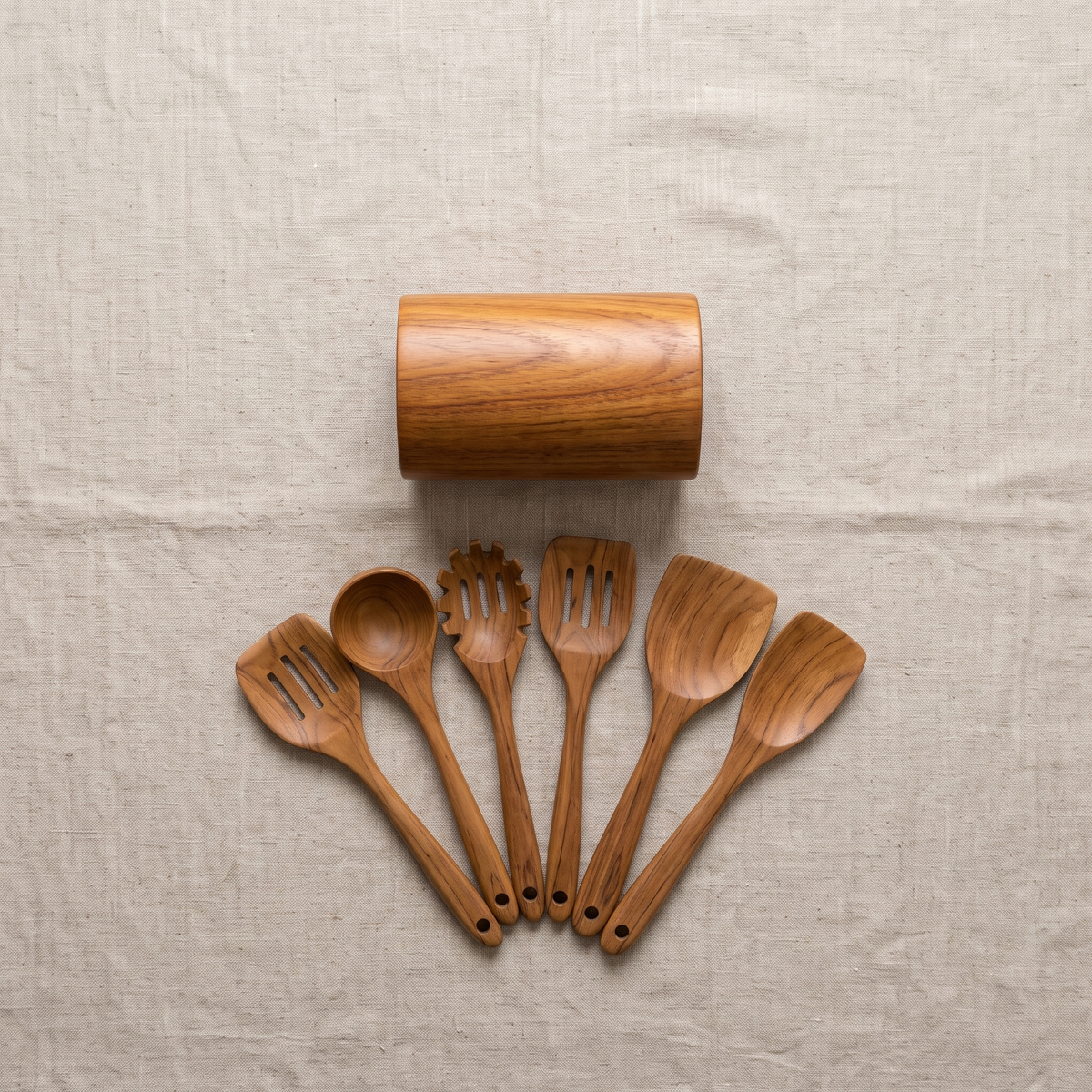 Teak-Halter und Teak-Küchenhelfer auf Leinen