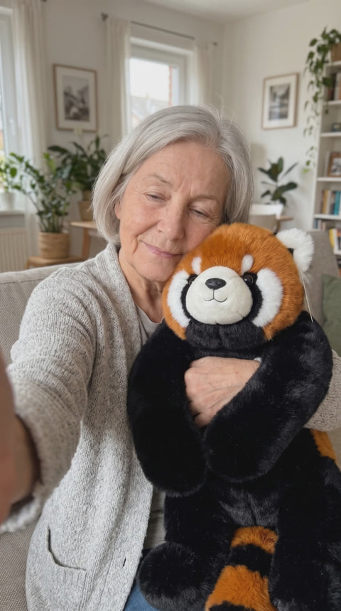 Oma kuschelt mit dem Gewichtskuscheltier